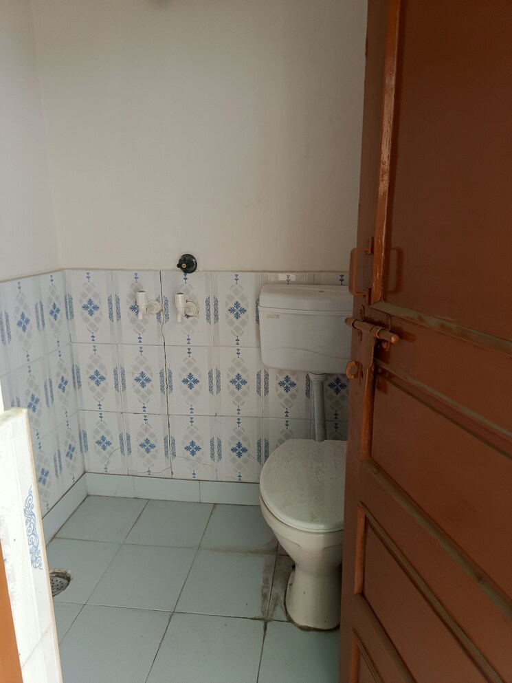 Bathroom, sector 31 2 Bedroom 220 Sq.Mt. Independent House In Sector 31 Noida 8890218