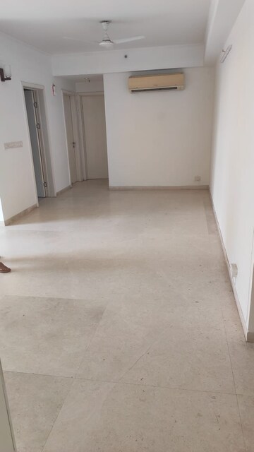 Room in 3.5 BHK Apartment at DLF Park Place, Sector 54 – for Rent