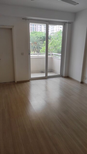 Room in 3.5 BHK Apartment at DLF Park Place, Sector 54 – for Rent