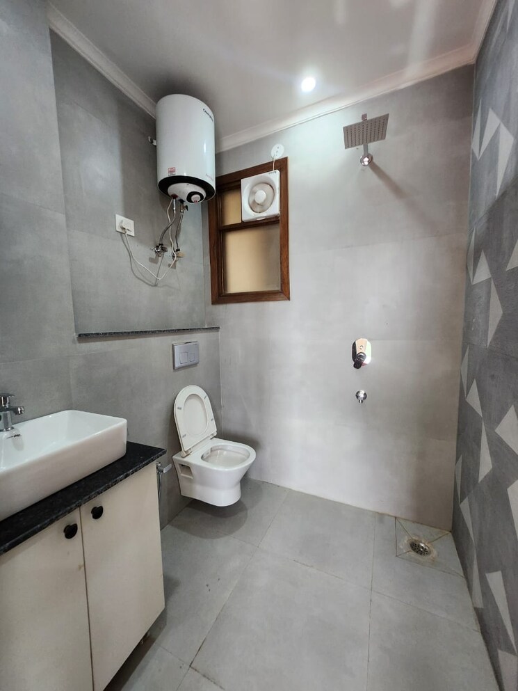 Bathroom, saket 3 Bedroom 1500 Sq.Ft. Builder Floor In Saket Delhi 8890316