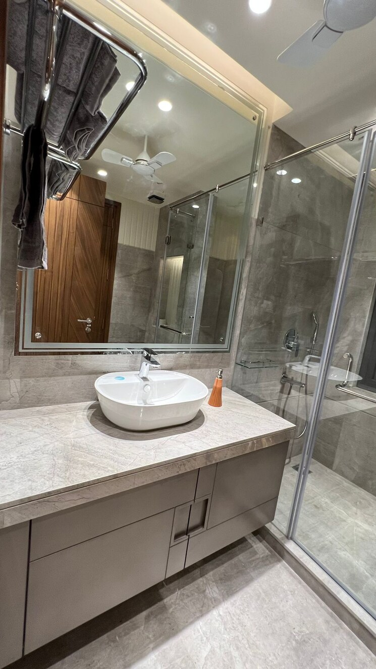 Bathroom, defence colony 3.5 Bedroom 2200 Sq.Ft. Apartment In Defence Colony Delhi 8890410