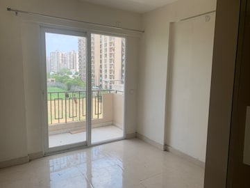 Room in 2 BHK Apartment at Signature Global Prime, Sector 63a – for Rent