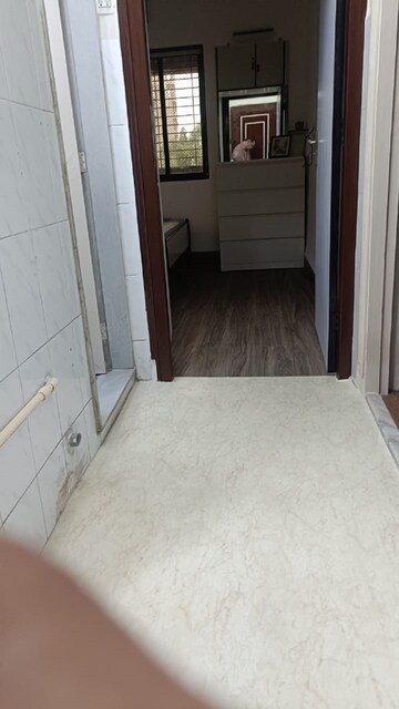Room in 1.5 BHK Apartment at Bandra West – for Rent