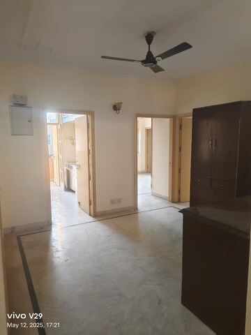Room in 4 BHK Apartment at DLF Trinity Towers, Dlf Phase V – for Rent
