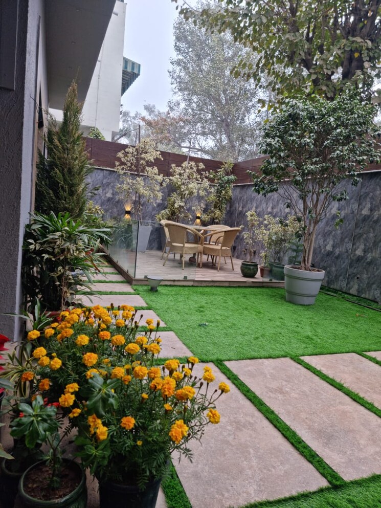 Garden, defence colony 3 Bedroom 2700 Sq.Ft. Apartment In Defence Colony Delhi 8890672