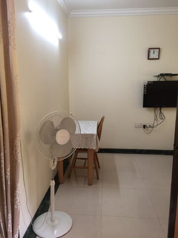 Team Area in 1 BHK Apartment at Bandra West – for Rent