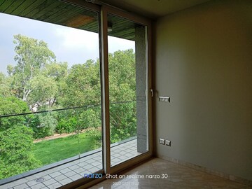 Room in 3 BHK Apartment at Boutique Residential Apartments C-253, Defence Colony – for Rent