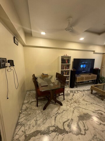 Room in 1 BHK Apartment at Khar West – for Rent