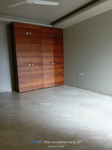 Room in 3 BHK Apartment at Boutique Residential Apartments C-253, Defence Colony – for Rent