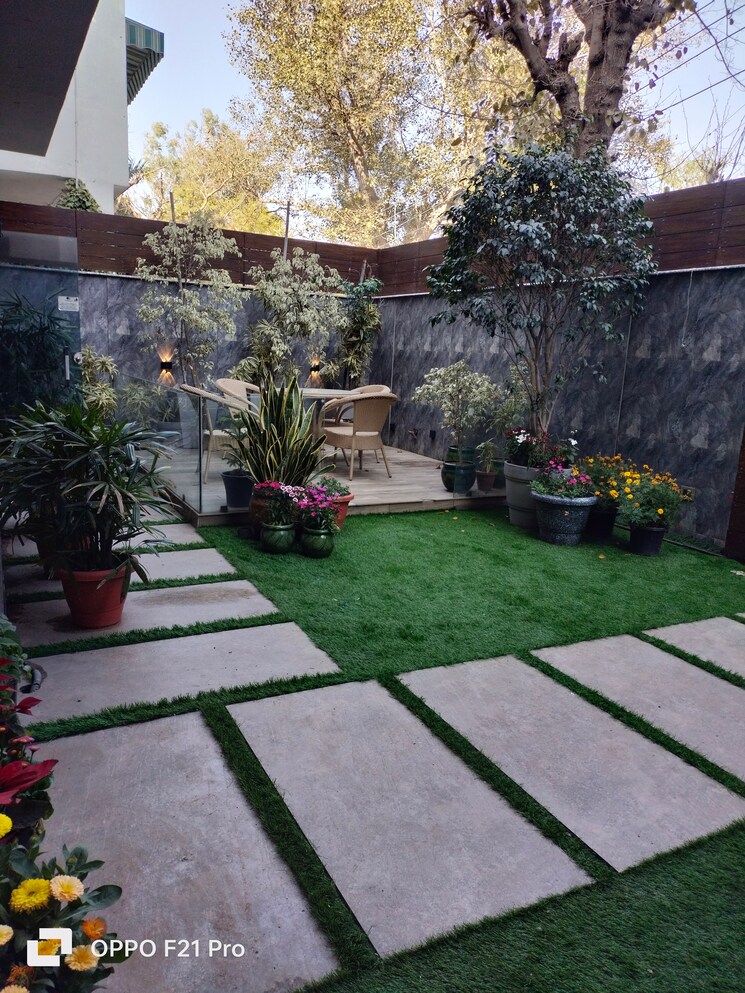 Garden, defence colony 3 Bedroom 2700 Sq.Ft. Apartment In Defence Colony Delhi 8891018
