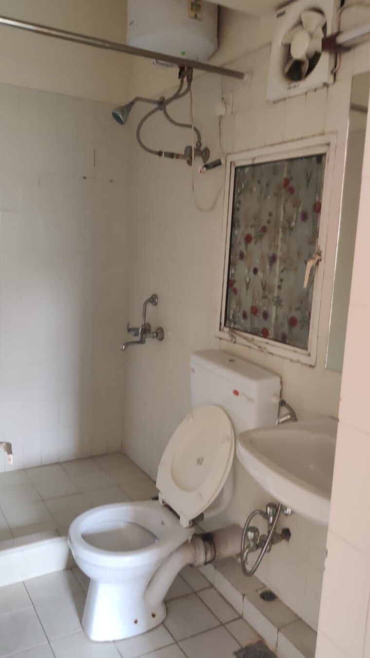 Master Bedroom, pioneer-park-phase-1 2 Bedroom 1300 Sq.Ft. Apartment In Sector 61 Gurgaon 8891093