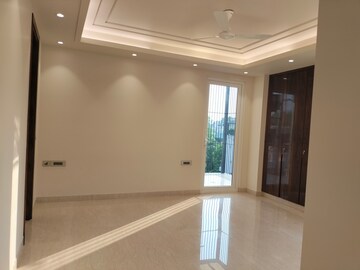 Room in 3.5 BHK Apartment at Boutique Residential Apartments C-253, Defence Colony – for Sale