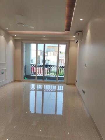 Room in 3.5 BHK Apartment at Boutique Residential Apartments C-253, Defence Colony – for Sale