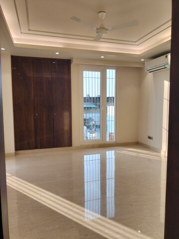 Room in 3.5 BHK Apartment at Boutique Residential Apartments C-253, Defence Colony – for Sale