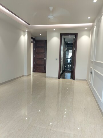 Building Lobby in 3.5 BHK Apartment at Boutique Residential Apartments C-253, Defence Colony – for Sale