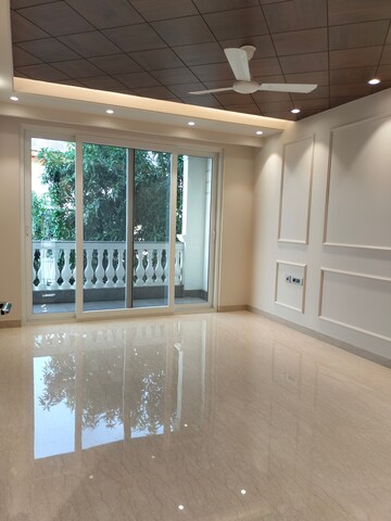 Room in 3.5 BHK Apartment at Boutique Residential Apartments C-253, Defence Colony – for Sale
