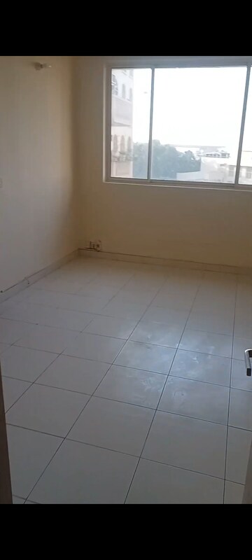 Bathroom in 3 BHK Apartment at DLF Ridgewood Estate, Dlf Phase iv – for Sale