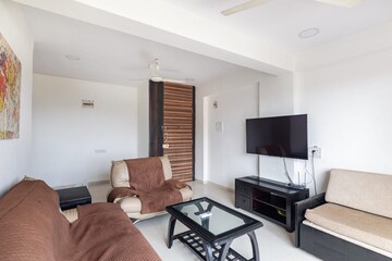 Living Room in 3 BHK Apartment at Khar West – for Rent