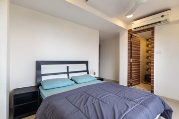Bedroom in 3 BHK Apartment at Khar West – for Rent