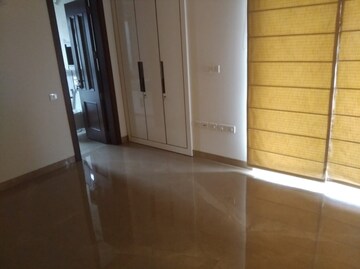Room in 3.5 BHK Apartment at Defence Colony – for Rent