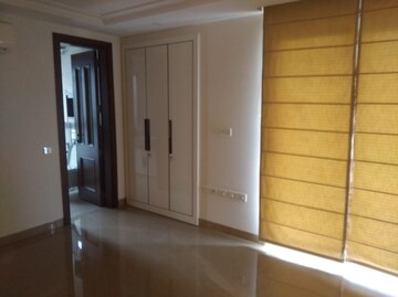 Room in 3.5 BHK Apartment at Defence Colony – for Rent