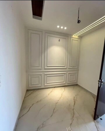 Room in 3 BHK Builder Floor at Sector 33 – for Sale