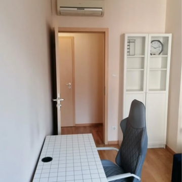 Living Room in 2.5 BHK Apartment at Juhu Scheme, Chand Society – for Rent