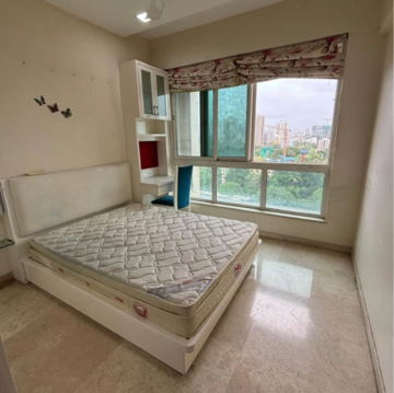Bedroom in 2.5 BHK Apartment at Juhu Scheme, Chand Society – for Rent