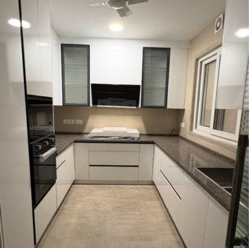 Kitchen in 2.5 BHK Apartment at Juhu Scheme, Chand Society – for Rent