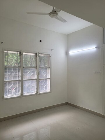 Bedroom in 2.5 BHK Apartment at Panchmahal Awas, Patparganj – for Rent
