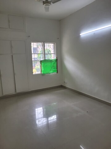 Room in 2.5 BHK Apartment at Panchmahal Awas, Patparganj – for Rent