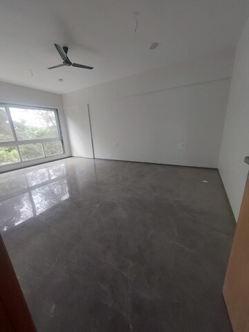 Room in 5 BHK Apartment at Aundh – for Rent