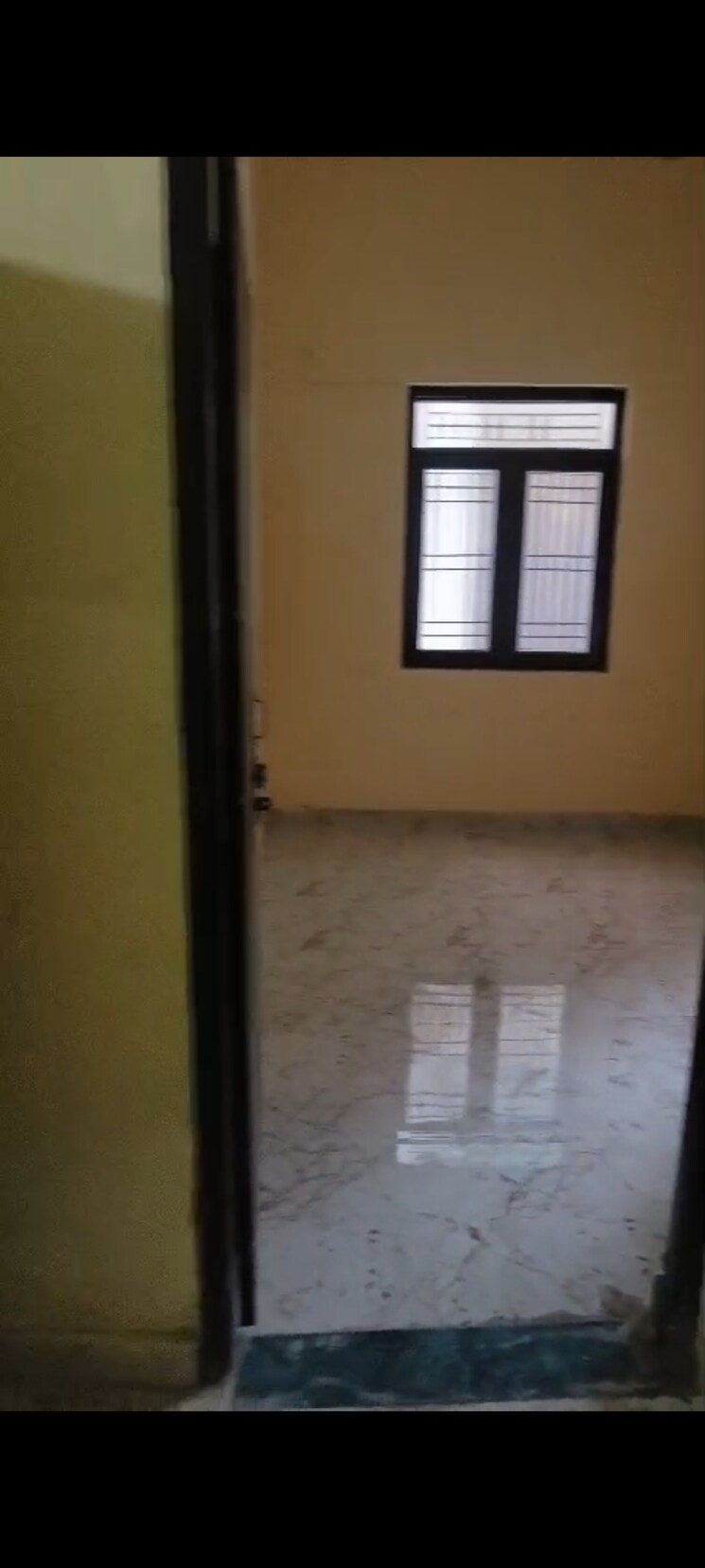 Room, sector 121 1.5 Bedroom 500 Sq.Ft. Builder Floor In Sector 121 Noida 8893091