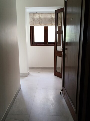 Room in 2 BHK Apartment at Boutique Residential Apartments 35, Golf Links – for Rent