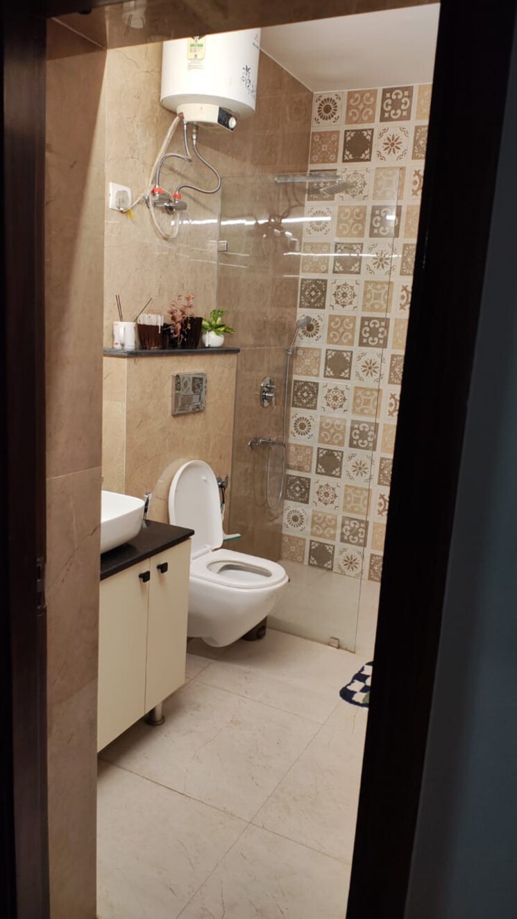 Bathroom, dayanand colony 2 Bedroom 900 Sq.Ft. Builder Floor In Dayanand Colony Delhi 8893662