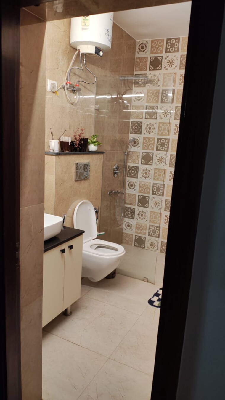 Bathroom, dayanand colony 2 Bedroom 900 Sq.Ft. Builder Floor In Dayanand Colony Delhi 8893662