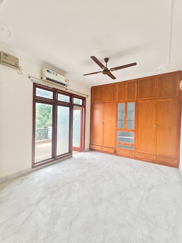 Room in 3 BHK Builder Floor at Dlf Phase I – for Rent