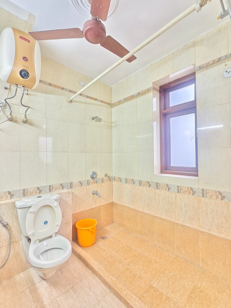Bathroom, dlf phase i 3 Bedroom 502 Sq.Yd. Builder Floor In Dlf Phase I Gurgaon 8893677