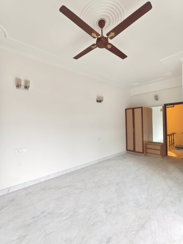 Room in 3 BHK Builder Floor at Dlf Phase I – for Rent