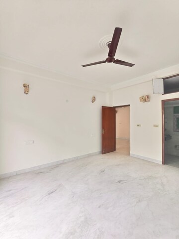 Room in 3 BHK Builder Floor at Dlf Phase I – for Rent