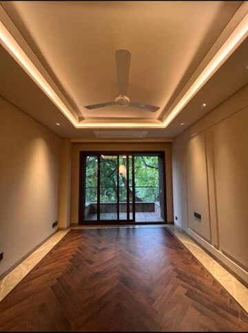 Room in 4 BHK Apartment at Vasant Vihar – for Rent