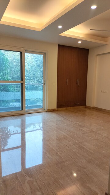 Room in 4 BHK Apartment at Vasant Vihar – for Sale