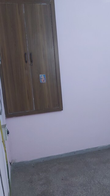 Furnished Amenities in 1.5 BHK Apartment at Uma Cooperative Society, Mayur Vihar 1 – for Rent