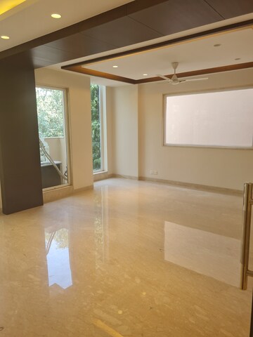 Room in 4 BHK Apartment at Greater Kailash ii – for Rent