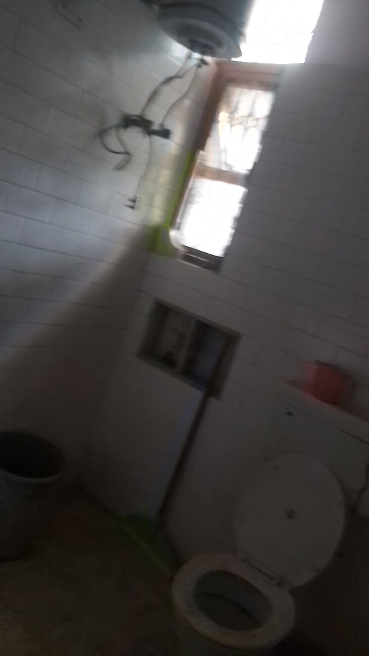 Bathroom, uma-cooperative-society 1.5 Bedroom 550 Sq.Ft. Apartment In Mayur Vihar 1 Delhi 8893750