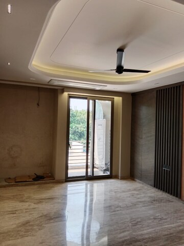 Room in 5 BHK Apartment at Greater Kailash I – for Sale