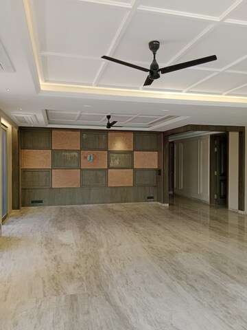 Room in 5 BHK Apartment at Greater Kailash I – for Sale