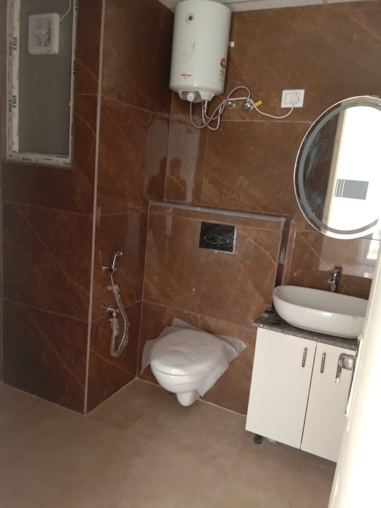 Bathroom, sushma-grande-nxt 3.5 Bedroom 2200 Sq.Ft. Apartment In Lohgarh Zirakpur 8893800