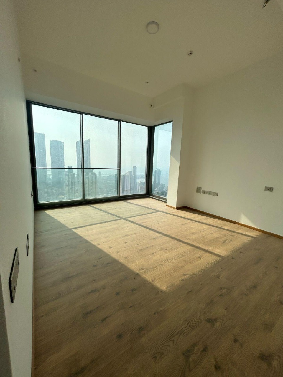 4 BHK + Servant Room Apartment For Rent in Rustomjee Crown