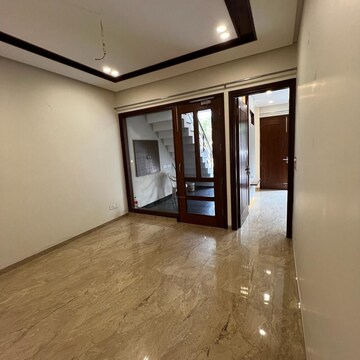 Room in 3 BHK Builder Floor at Sector 33 – for Rent